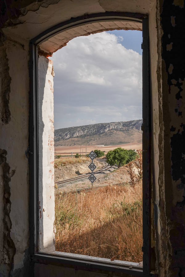 Una de las casas abandonadas junto a la estación de Moreda.