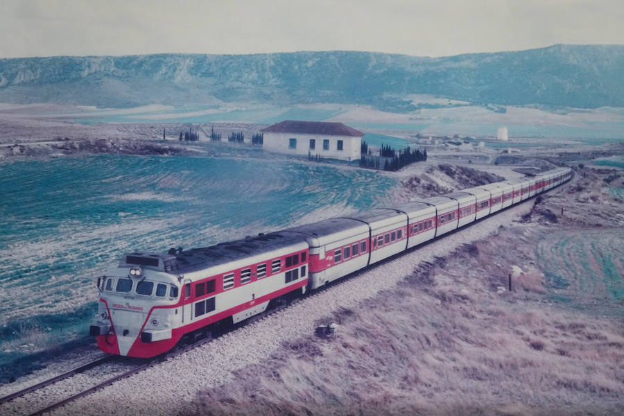 Foto de uno de los antiguos trenes que circulaban por Moreda.