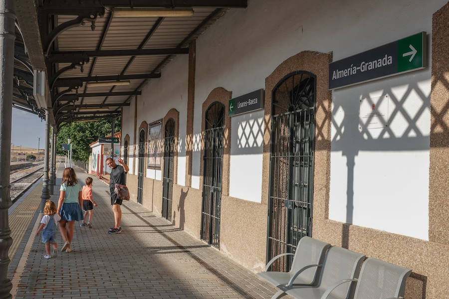 En la línea de tren que volverán a recorrer los trenes para conectar con Madrid hay estaciones abandonadas, campos sembrados y recuerdos del patrimonio ferroviario granadino. Eso si, la línea está perfectamente operativa.