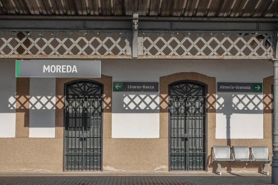 En la línea de tren que volverán a recorrer los trenes para conectar con Madrid hay estaciones abandonadas, campos sembrados y recuerdos del patrimonio ferroviario granadino. Eso si, la línea está perfectamente operativa.