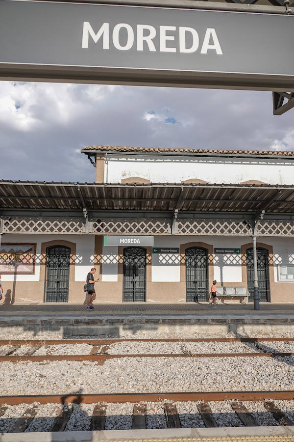 En la línea de tren que volverán a recorrer los trenes para conectar con Madrid hay estaciones abandonadas, campos sembrados y recuerdos del patrimonio ferroviario granadino. Eso si, la línea está perfectamente operativa.