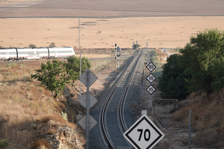 En la línea de tren que volverán a recorrer los trenes para conectar con Madrid hay estaciones abandonadas, campos sembrados y recuerdos del patrimonio ferroviario granadino. Eso si, la línea está perfectamente operativa.