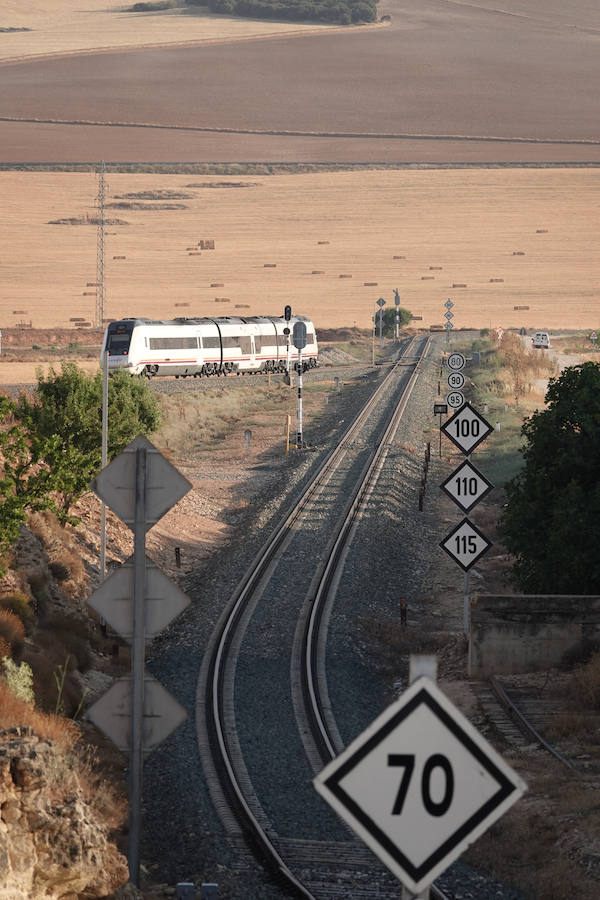 En la línea de tren que volverán a recorrer los trenes para conectar con Madrid hay estaciones abandonadas, campos sembrados y recuerdos del patrimonio ferroviario granadino. Eso si, la línea está perfectamente operativa.