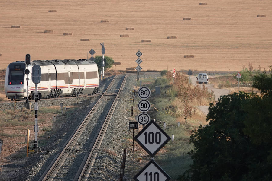 En la línea de tren que volverán a recorrer los trenes para conectar con Madrid hay estaciones abandonadas, campos sembrados y recuerdos del patrimonio ferroviario granadino. Eso si, la línea está perfectamente operativa.