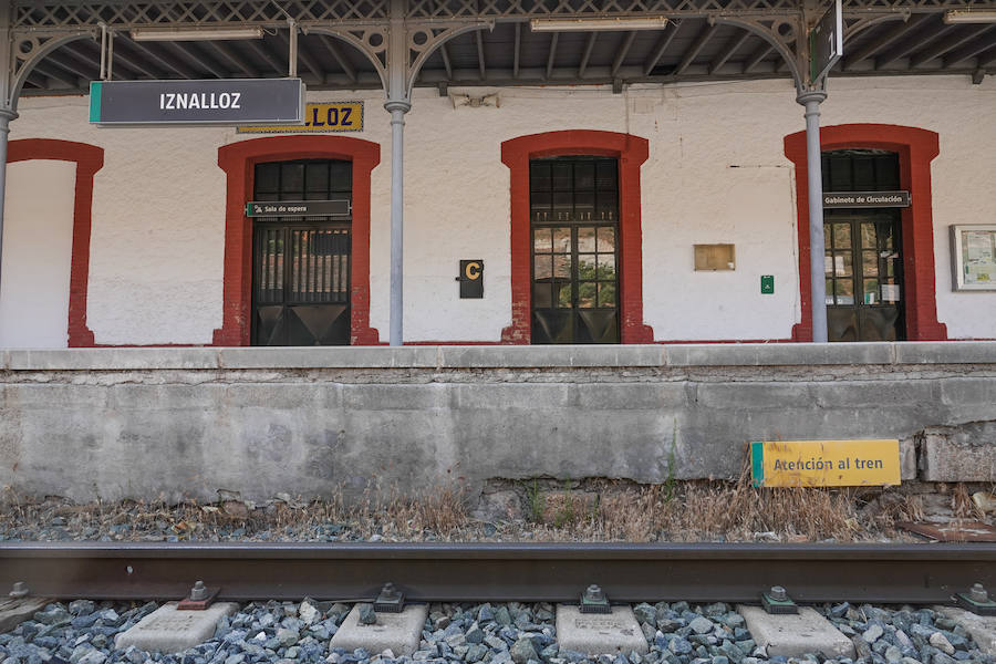 En la línea de tren que volverán a recorrer los trenes para conectar con Madrid hay estaciones abandonadas, campos sembrados y recuerdos del patrimonio ferroviario granadino. Eso si, la línea está perfectamente operativa.