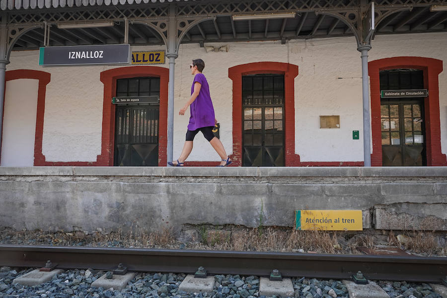 En la línea de tren que volverán a recorrer los trenes para conectar con Madrid hay estaciones abandonadas, campos sembrados y recuerdos del patrimonio ferroviario granadino. Eso si, la línea está perfectamente operativa.