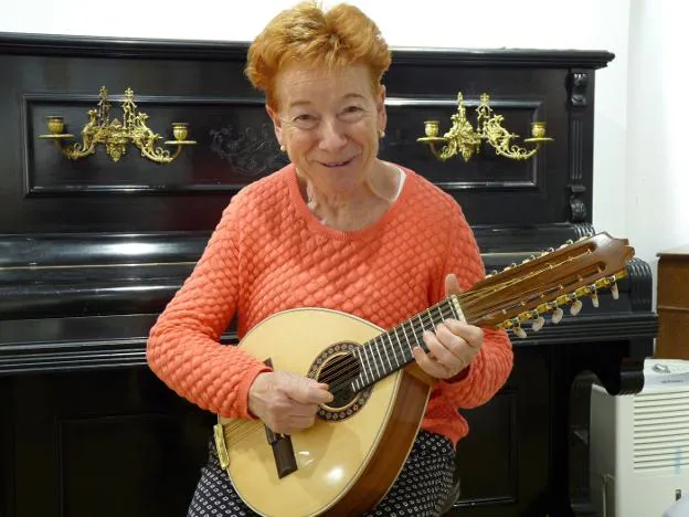 Ana Rodríguez Gualda toca uno de los instrumentos musicales que formará el futuro museo. 