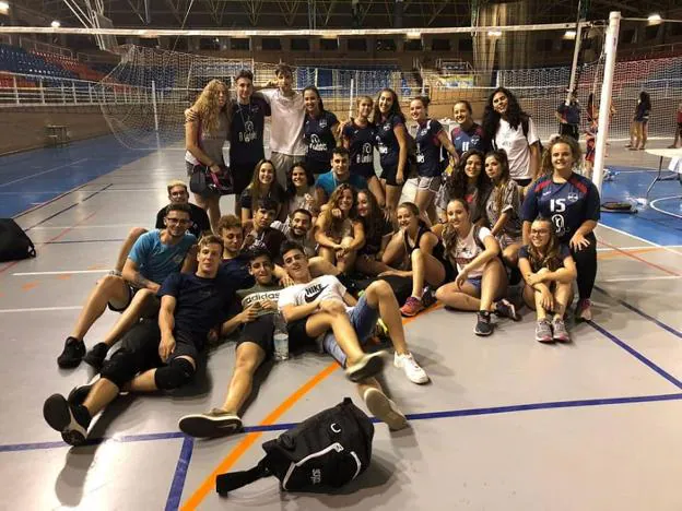 Los jugadores linarenses celebrando el título de subcampeones senior mixtos en el torneo que se celebró en Alcalá la Real.