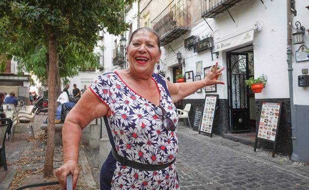 Dolores 'La Porrona' delante de su negocio en el Albaicín.