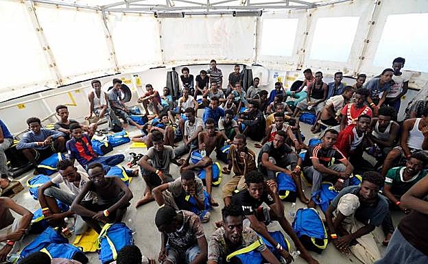 Fotografía cedida por la ONG SOS Mediterránée muestra a varios inmigrantes rescatados abordo del barco de rescate Aquarius en el Mediterráneo el 10 de agosto del 2018. 