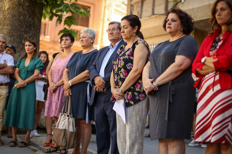 La Guardia Civil ha detenido a un hombre de 39 años como presunto responsable de la muerte de una joven de 21 años con la que mantenía una relación sentimental y a la que abandonó junto a un centro sanitario con heridas por arma blanca que le han costado la vida