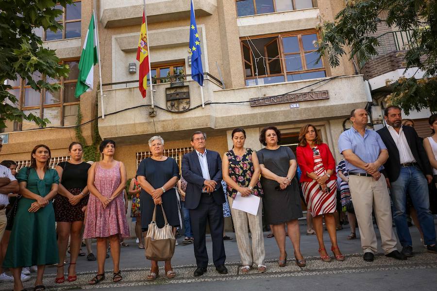 La Guardia Civil ha detenido a un hombre de 39 años como presunto responsable de la muerte de una joven de 21 años con la que mantenía una relación sentimental y a la que abandonó junto a un centro sanitario con heridas por arma blanca que le han costado la vida