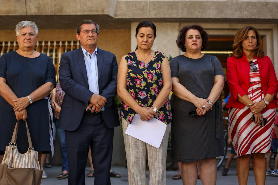 La Guardia Civil ha detenido a un hombre de 39 años como presunto responsable de la muerte de una joven de 21 años con la que mantenía una relación sentimental y a la que abandonó junto a un centro sanitario con heridas por arma blanca que le han costado la vida