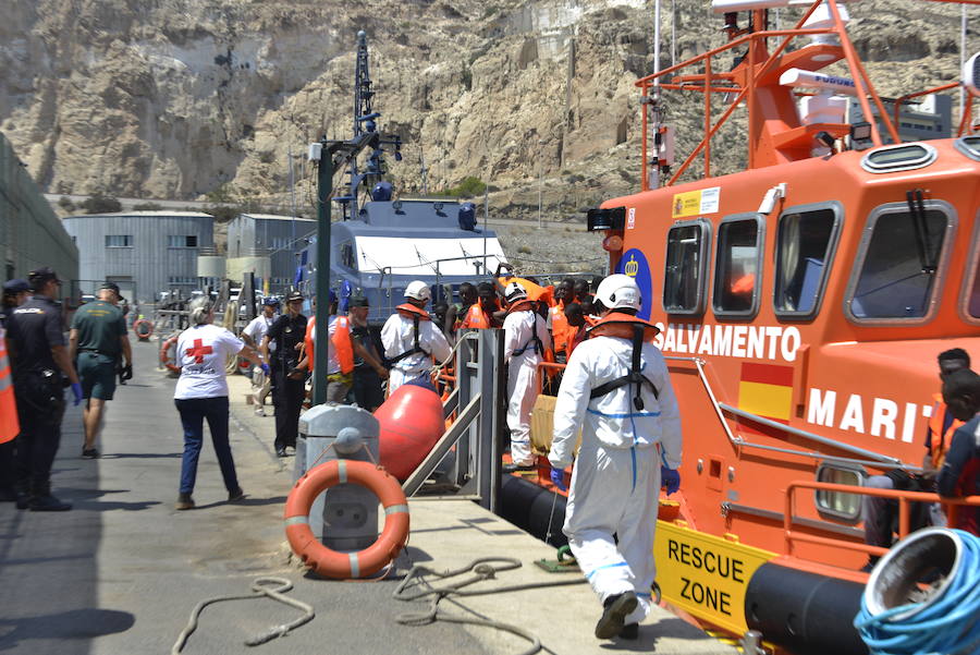 Ayer llegaron 95 personas en dos pateras que fueron atentidas en el Centro de Atención Temporal de Extranjeros