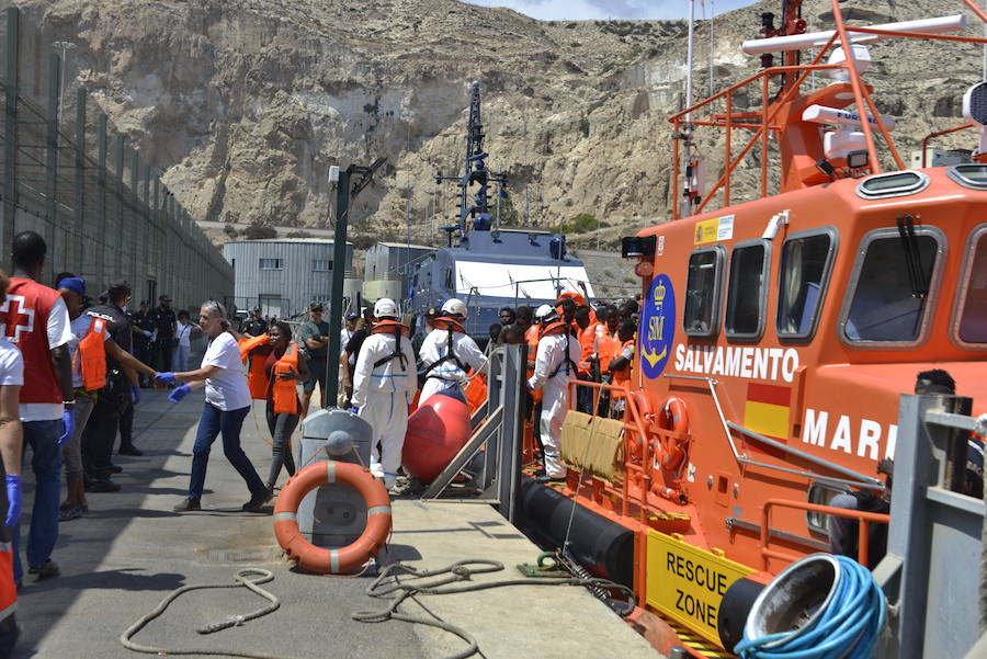 Ayer llegaron 95 personas en dos pateras que fueron atentidas en el Centro de Atención Temporal de Extranjeros