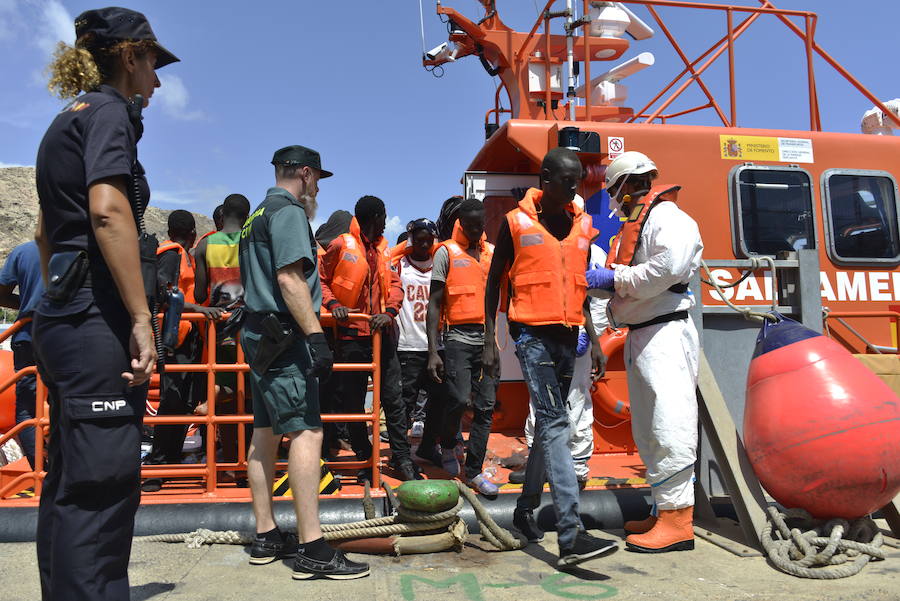Ayer llegaron 95 personas en dos pateras que fueron atentidas en el Centro de Atención Temporal de Extranjeros