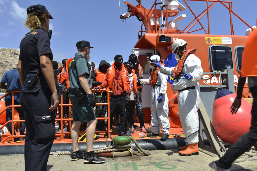 Ayer llegaron 95 personas en dos pateras que fueron atentidas en el Centro de Atención Temporal de Extranjeros