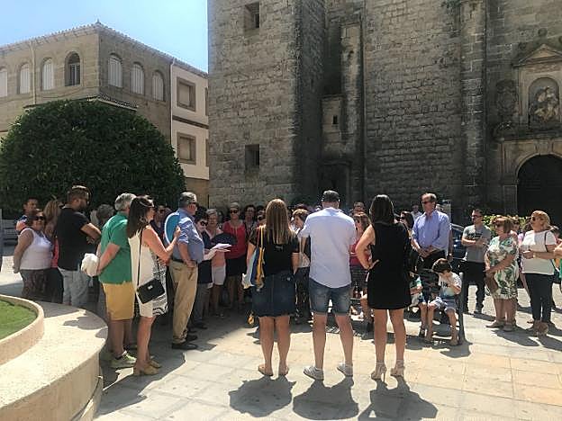 Concentración ayer ante las puertas del Ayuntamiento de Castellar.