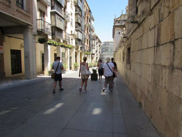 Turistas junto a la Catedral de Jaén, esta semana. 