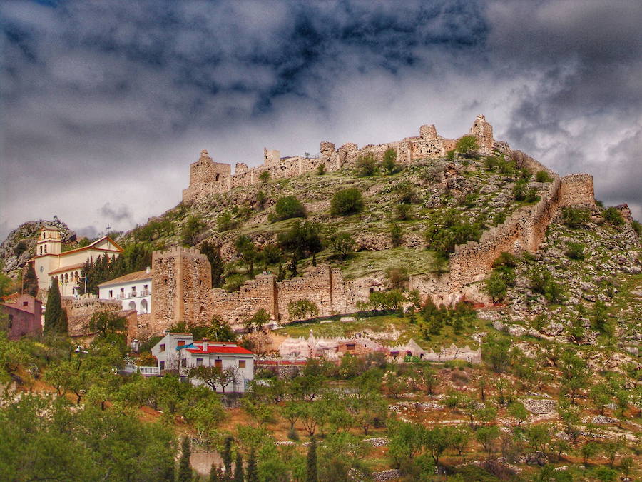 Junto al Castillo de La Calahorra -extraordinario ejemplo del Renacimiento en pleno Altiplano- y el Castillo de Salobreña, el Castillo de Moclín es de las fortificaciones mejor conservadas de la provincia, en este caso como testigo de la contienda por el reino nazarí. En el extremo del Poniente Granadino, a unos 45 minutos de la urbe, está esta imponente fortaleza del siglo XIII. En 1931 fue declarado monumento histórico-artístico y es BIC. Se puede visitar los sábados y domingos a las 11 de la mañana y las 7 de la tarde.