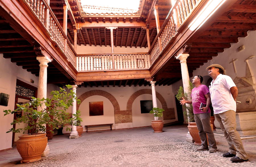 La 'Casa de los Duendes' es uno de los nombres populares del Palacio de los Segura, en Orce, un bonito edificio del siglo XVII que, además de sede de la oficina de Turismo y la biblioteca, ha protagonizado supuestos fenómenos extraños hasta el punto de ser del interés de un conocido programa de TV. Más allá de esta curiosidad, el palacio destaca por su patio porticado, su galería en madera, su soberbia fachada y sus hermosos balcones y rejas.