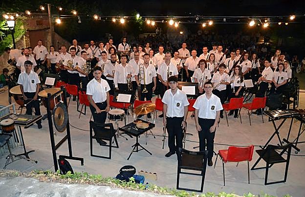 Miembros de la Banda Municipal de Música de Baza posan durante una actuación.
