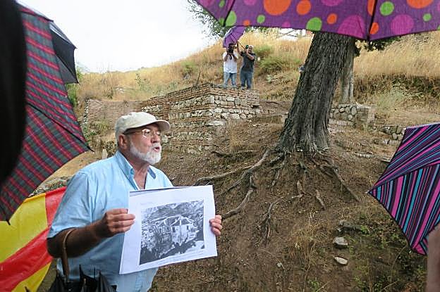 Francisco Vigueras muestra la imagen histórica de La Colonia de Víznar.