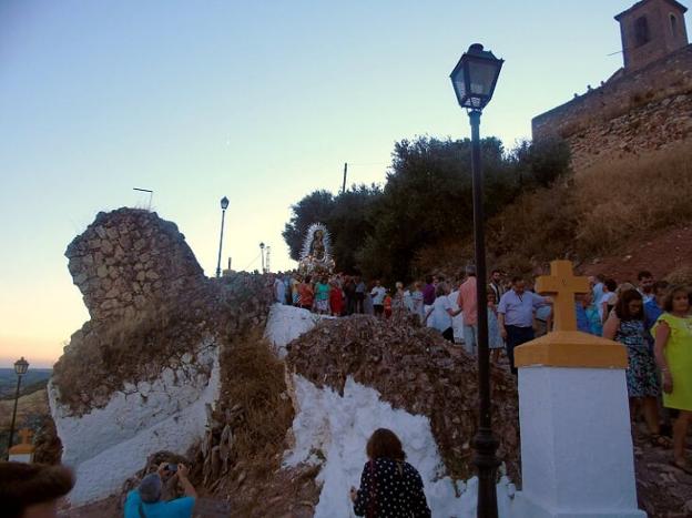 Grupo de fieles acompañando a la Virgen del Castillo, a su salida del santuario.