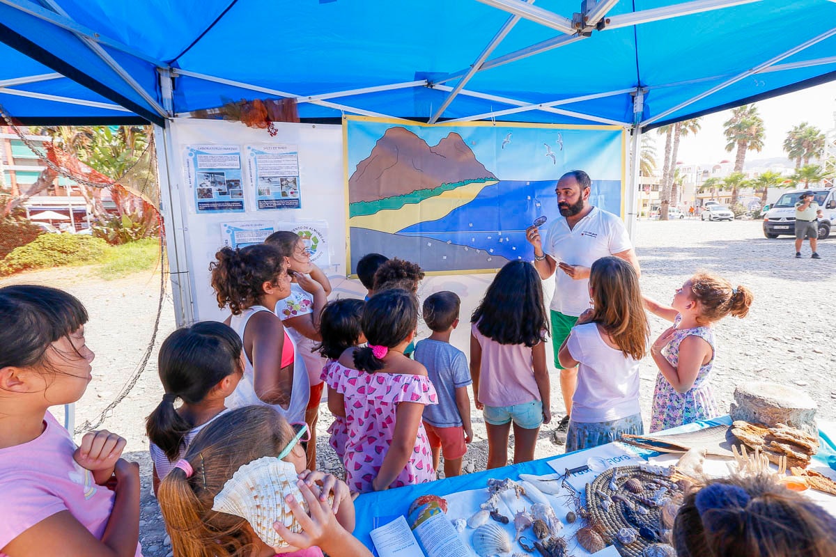 Los niños de Almuñécar descubren con el Aula del Mar de Málaga los fondos marinos y aprenden a socorrer a los delfines