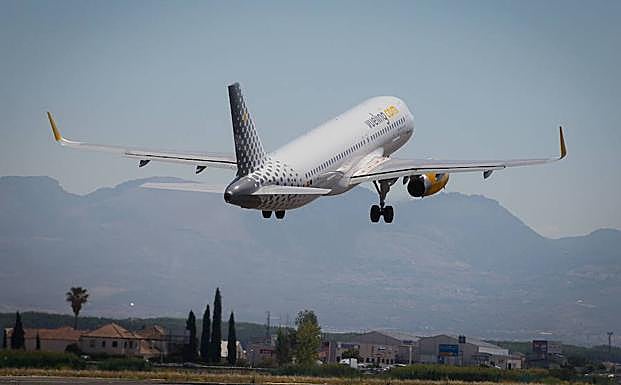 Un Airbus A-320 despega desde el Aeropuerto de Granada