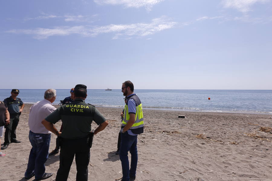 La Guardia Civil vigila la zona de este hallazgo, en la playa de la Cagaílla