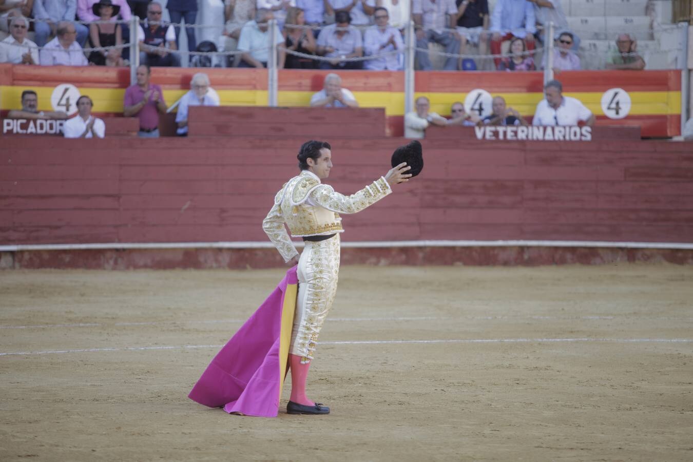 Curro Díaz abre la puerta grande con una faena de su corte, con excelentes pasajes de toreo al natural en la despedida sin premio para Ruiz Manuel