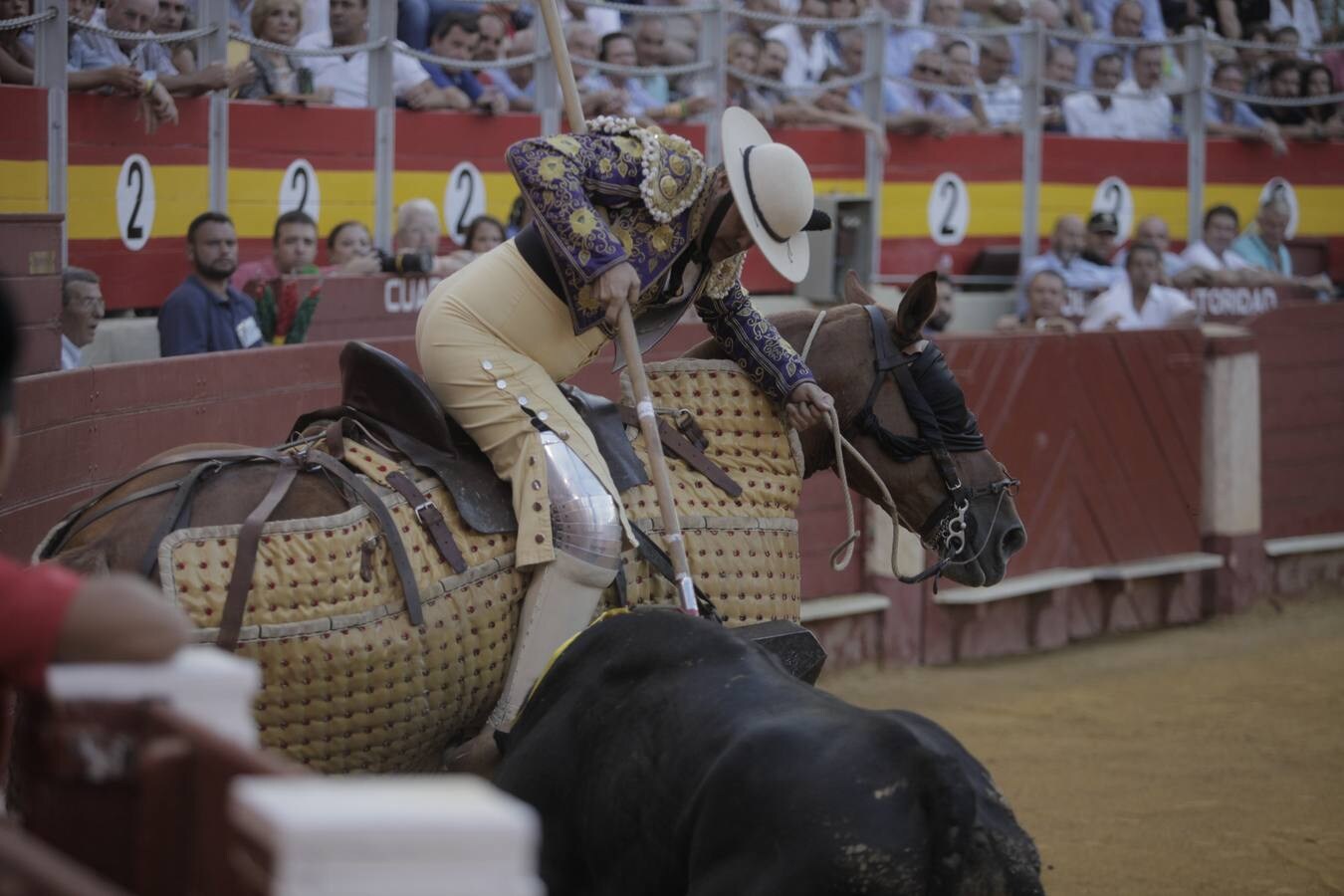 Curro Díaz abre la puerta grande con una faena de su corte, con excelentes pasajes de toreo al natural en la despedida sin premio para Ruiz Manuel