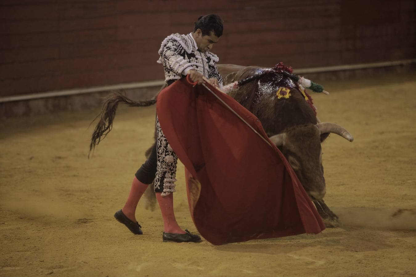 Curro Díaz abre la puerta grande con una faena de su corte, con excelentes pasajes de toreo al natural en la despedida sin premio para Ruiz Manuel