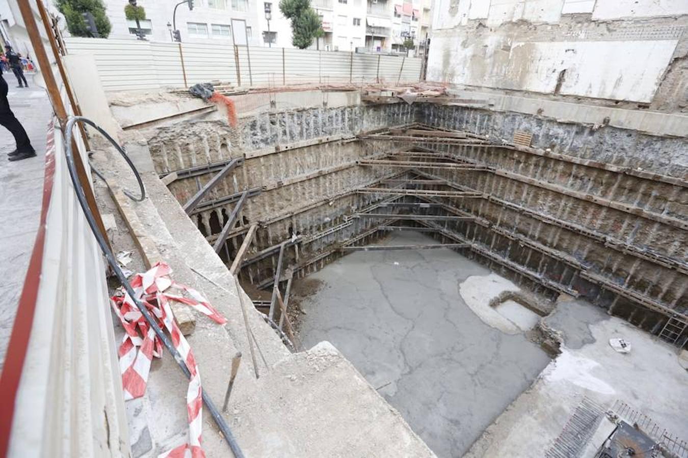 Fotos: Las imágenes de los dos edificios desalojados en Granada por riesgo de derrumbe en las obras del antiguo Hotel Montecarlo
