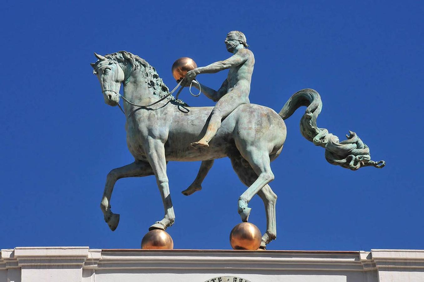 El caballo de la escultura'El Instante Preciso' que se ubica sobre la fachada del Ayuntamiento, en la plaza del Carmen. Un paseo para conocer el 'bestiario' inanimado que habita en calles, puentes, jardines y plazas de Granada