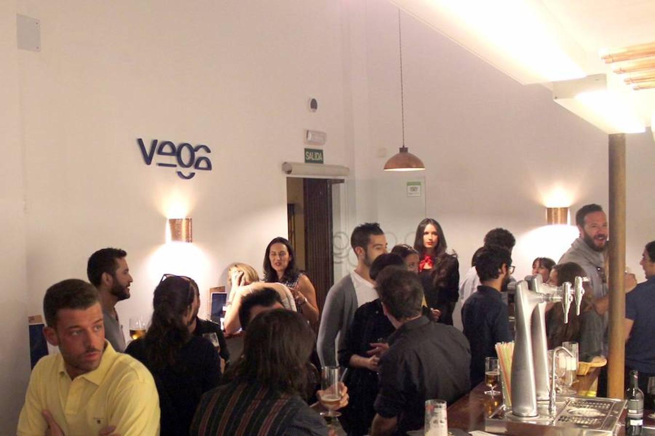 Vega es un bar fresco y cosmopolita donde degustar también buenas brochetas, conservas de calidad o la tortilla de patatas