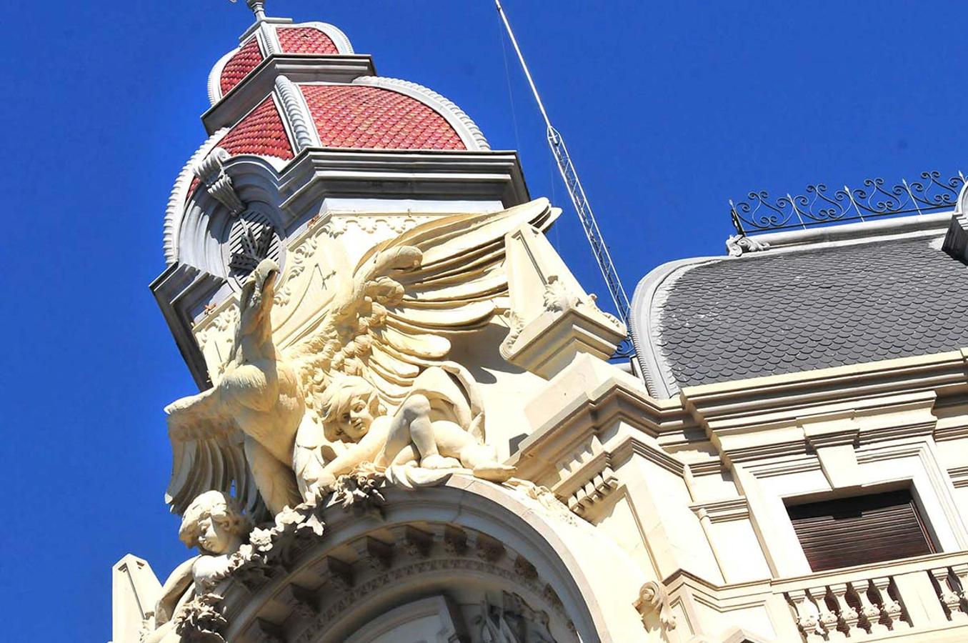 Una enorme águila en el edificio de la caja Rural de la Gran Vía. Un paseo para conocer el 'bestiario' inanimado que habita en calles, puentes, jardines y plazas de Granada