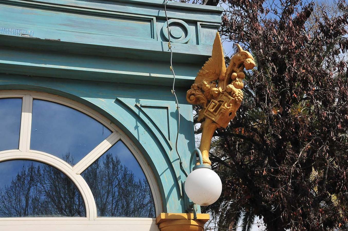 Gargolas con animales mitológicos en el quiosco de las Titas. Un paseo para conocer el 'bestiario' inanimado que habita en calles, puentes, jardines y plazas de Granada