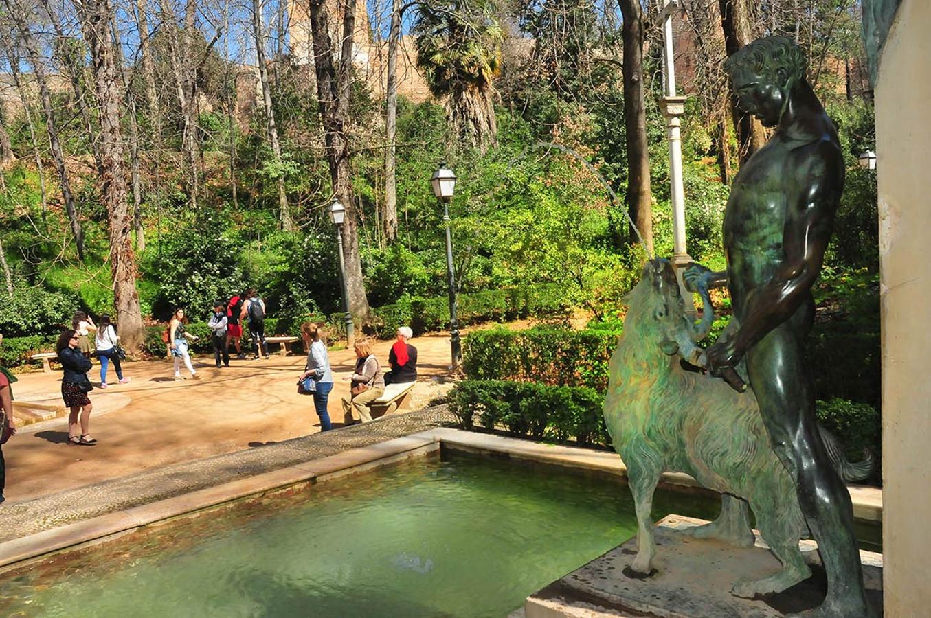 Un carnero de bronce en la escultura homenaje a Ángel Ganivet en el paseo central del bosque de la Alhambra. Un paseo para conocer el 'bestiario' inanimado que habita en calles, puentes, jardines y plazas de Granada