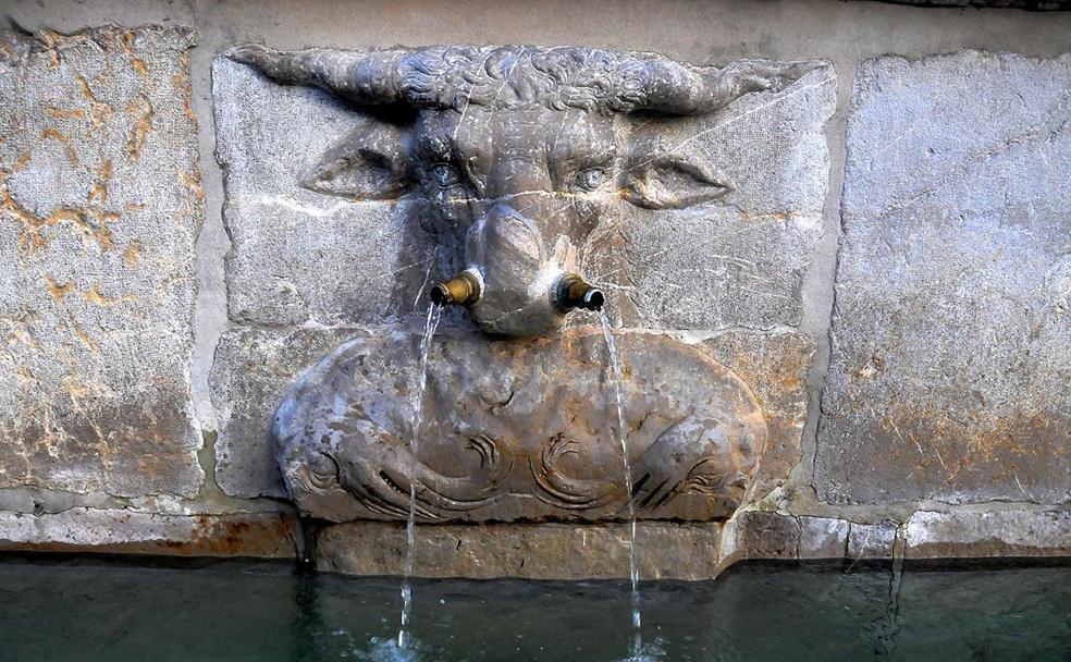 Imagen escultórica principal del PIlar del Toro, obra de Diego de Siloé, en Plaza Nueva