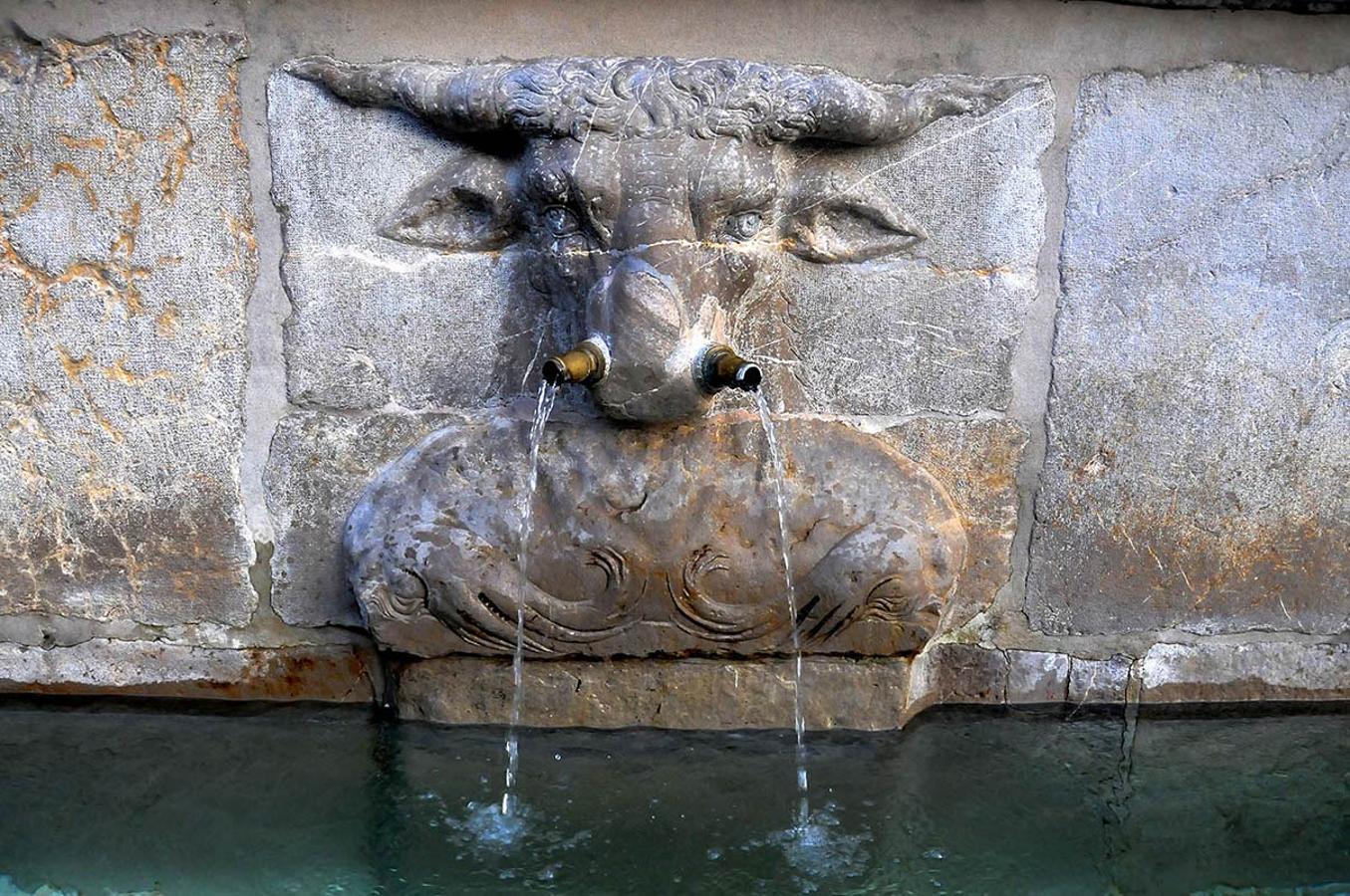PIlar del Toto, escultura de Diego de Siloé, en Plaza Nueva. Un paseo para conocer el 'bestiario' inanimado que habita en calles, puentes, jardines y plazas de Granada