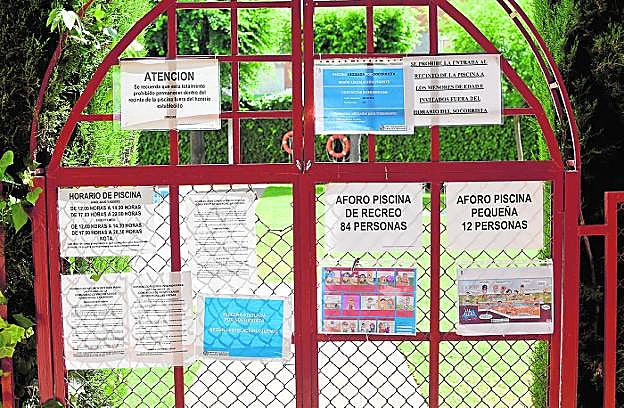 La entrada de una piscina comunitaria, con toda la información requerida. 
