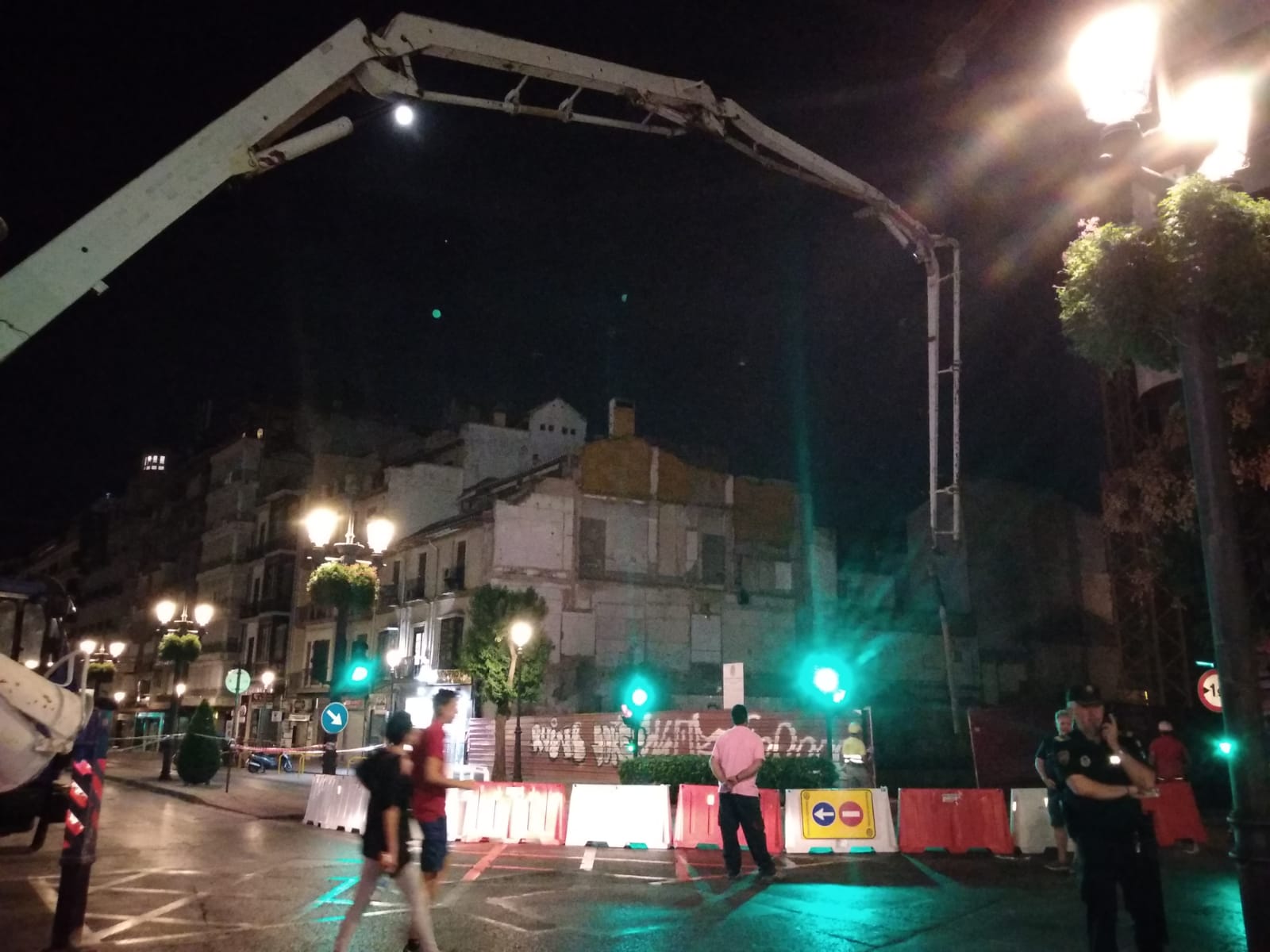 Han estado bombeando hormigón con un camión grúa que se situó junto a la sucursal de la Rural, antiguamente Hotel Zaida