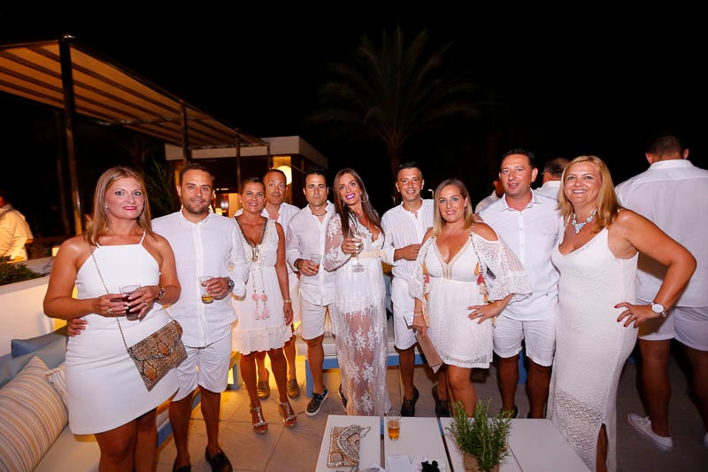 La fiesta veraniega del Mirador de Playa Granada, el centro de eventos de Grupo Abades, congregó a más de 200 personas