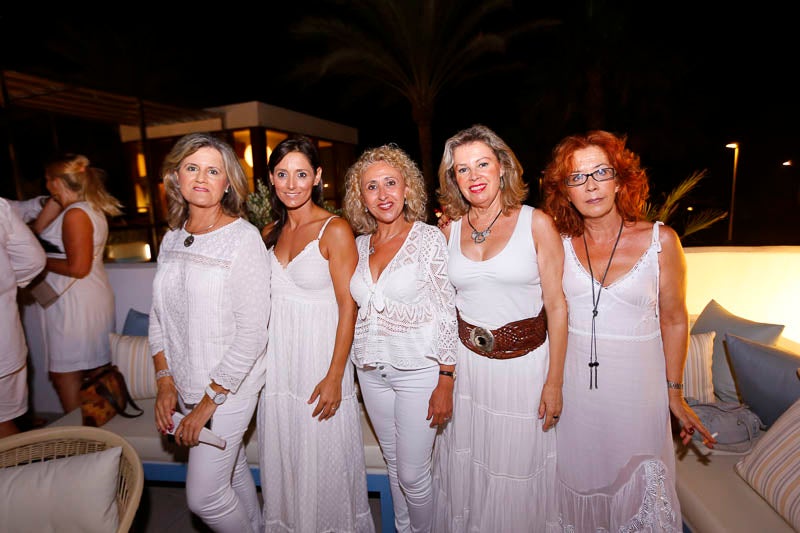 La fiesta veraniega del Mirador de Playa Granada, el centro de eventos de Grupo Abades, congregó a más de 200 personas