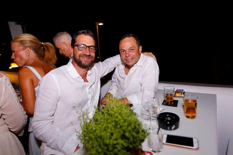 La fiesta veraniega del Mirador de Playa Granada, el centro de eventos de Grupo Abades, congregó a más de 200 personas