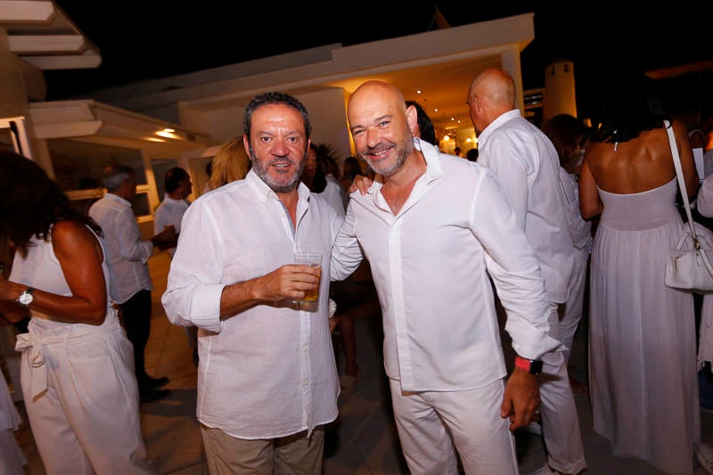 La fiesta veraniega del Mirador de Playa Granada, el centro de eventos de Grupo Abades, congregó a más de 200 personas