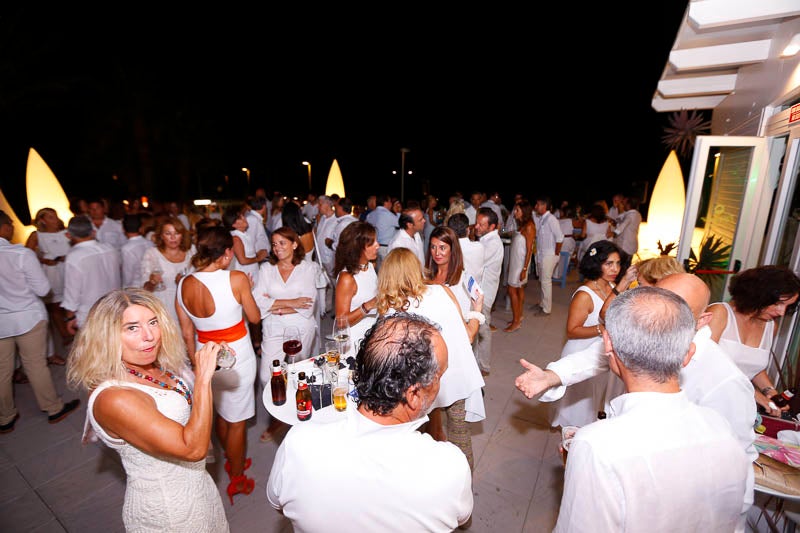 La fiesta veraniega del Mirador de Playa Granada, el centro de eventos de Grupo Abades, congregó a más de 200 personas