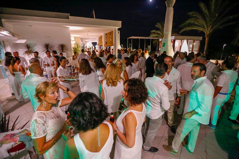 La fiesta veraniega del Mirador de Playa Granada, el centro de eventos de Grupo Abades, congregó a más de 200 personas